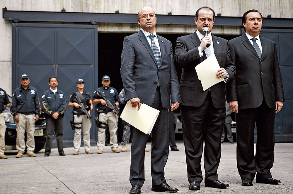 Renato Sales Heredia, subprocurador de Control Regional, Procedimientos Penales y Amparo, de la PGR, y Rodolfo Ríos Garza, titular de la PGJDF, dieron a conocer ayer, después de las 14:00 horas, la detención de los tres presuntos implicados en el secuestro de 13 personas del bar Heaven. Advierten que buscan a los otros responsables. Renato Sales Heredia, subprocurador de Control Regional, Procedimientos Penales y Amparo, de la PGR, y Rodolfo Ríos Garza, titular de la PGJDF, dieron a conocer ayer, después de las 14:00 horas, la detención de los tres presuntos implicados en el secuestro de 13 personas del bar Heaven. Advierten que buscan a los otros responsables.