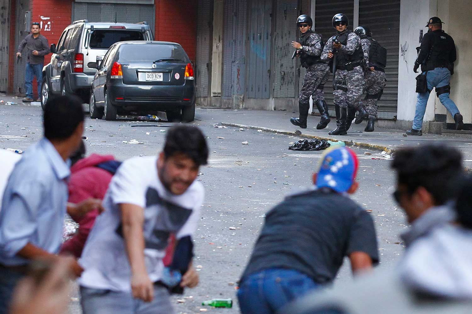 Al menos tres personas murieron y 23 resultaron heridas en Venezuela durante enfrentamientos registrados cuando estudiantes opositores marchaban rumbo a la sede del Ministerio Público.