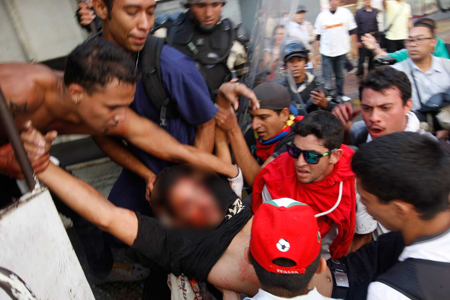Al menos tres personas murieron y 23 resultaron heridas en Venezuela durante enfrentamientos registrados cuando estudiantes opositores marchaban rumbo a la sede del Ministerio Público.