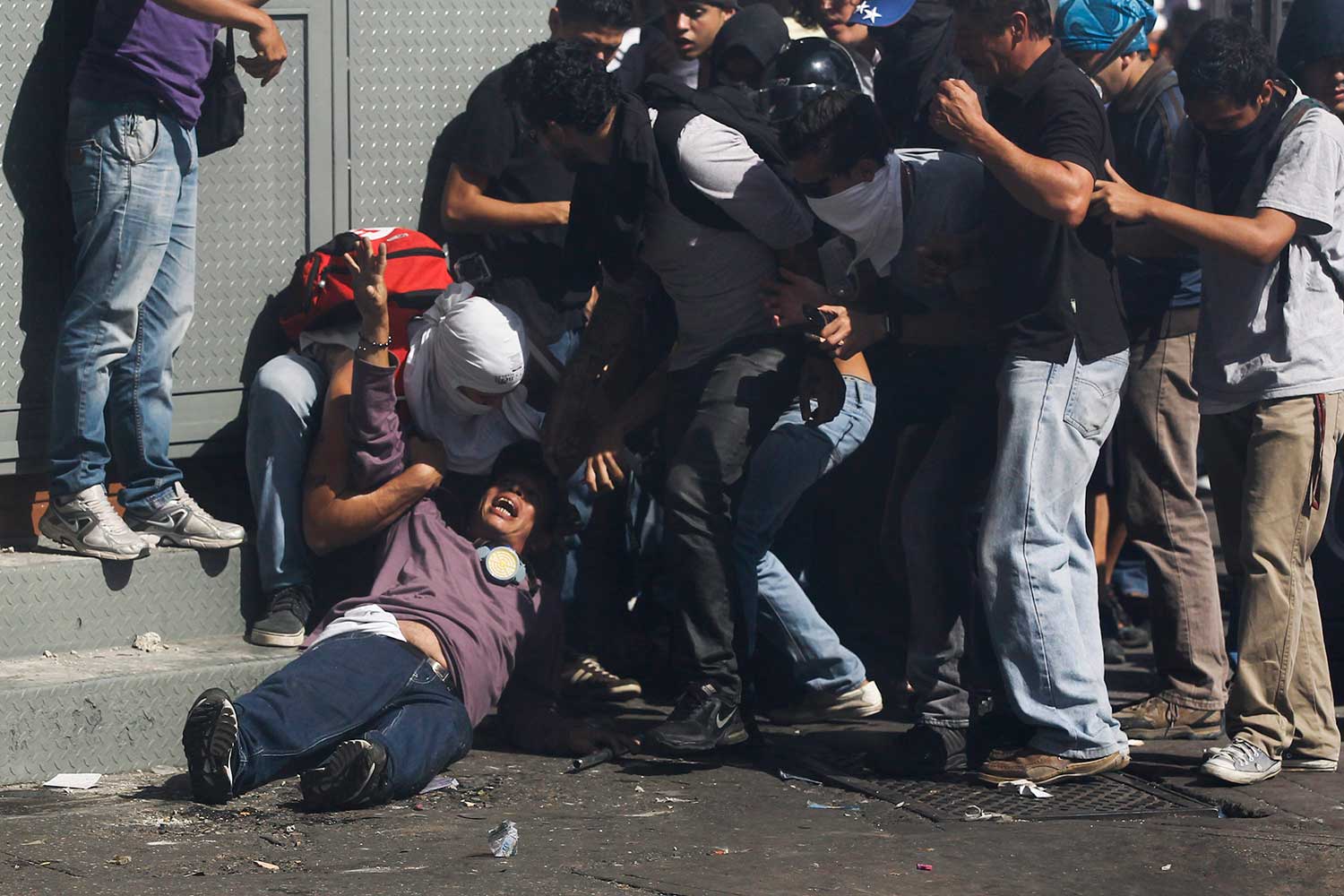 Al menos tres personas murieron y 23 resultaron heridas en Venezuela durante enfrentamientos registrados cuando estudiantes opositores marchaban rumbo a la sede del Ministerio Público.