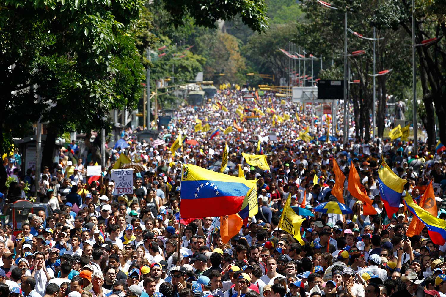 Al menos tres personas murieron y 23 resultaron heridas en Venezuela durante enfrentamientos registrados cuando estudiantes opositores marchaban rumbo a la sede del Ministerio Público.
