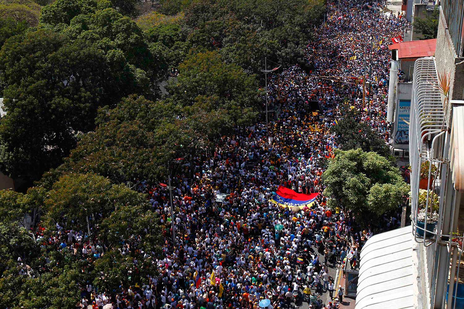 Al menos tres personas murieron y 23 resultaron heridas en Venezuela durante enfrentamientos registrados cuando estudiantes opositores marchaban rumbo a la sede del Ministerio Público.