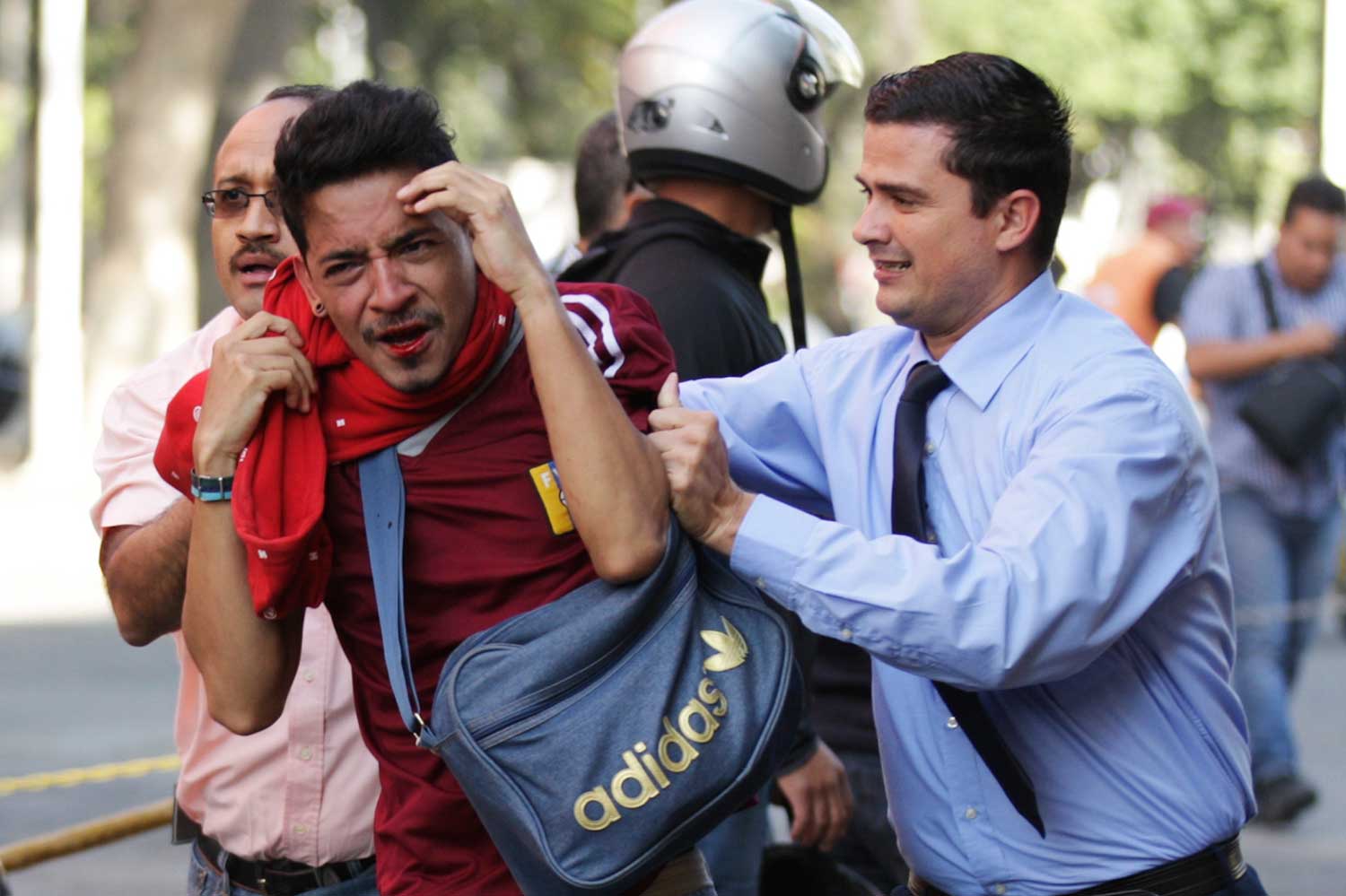 Al menos tres personas murieron y 23 resultaron heridas en Venezuela durante enfrentamientos registrados cuando estudiantes opositores marchaban rumbo a la sede del Ministerio Público.