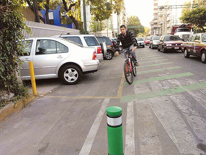 En el cruce del Eje 6 Sur, Ángel Urraza, y Adolfo Prieto, permanecían estacionados en batería al menos seis vehículos particulares que impedían el paso. et omnienis En el cruce del Eje 6 Sur, Ángel Urraza, y Adolfo Prieto, permanecían estacionados en batería al menos seis vehículos particulares que impedían el paso. et omnienis