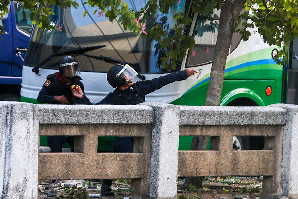Desde hace dos días, manifestantes y agentes gubernamentales se enfrentan en una batalla campal donde los policías intentan dispersar a los alborotadores con gases lacrimógenos, cañones de agua y disparando balas de goma. / Reuters Desde hace dos días, manifestantes y agentes gubernamentales se enfrentan en una batalla campal donde los policías intentan dispersar a los alborotadores con gases lacrimógenos, cañones de agua y disparando balas de goma. / Reuters
