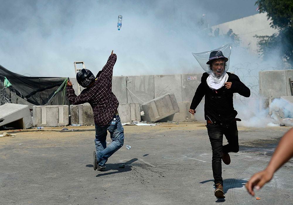 Desde hace dos días, manifestantes y agentes gubernamentales se enfrentan en una batalla campal donde los policías intentan dispersar a los alborotadores con gases lacrimógenos, cañones de agua y disparando balas de goma. / Reuters Desde hace dos días, manifestantes y agentes gubernamentales se enfrentan en una batalla campal donde los policías intentan dispersar a los alborotadores con gases lacrimógenos, cañones de agua y disparando balas de goma. / Reuters