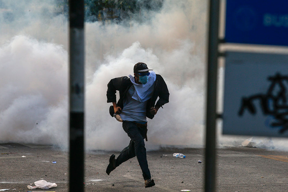Desde hace dos días, manifestantes y agentes gubernamentales se enfrentan en una batalla campal donde los policías intentan dispersar a los alborotadores con gases lacrimógenos, cañones de agua y disparando balas de goma. / Reuters Desde hace dos días, manifestantes y agentes gubernamentales se enfrentan en una batalla campal donde los policías intentan dispersar a los alborotadores con gases lacrimógenos, cañones de agua y disparando balas de goma. / Reuters