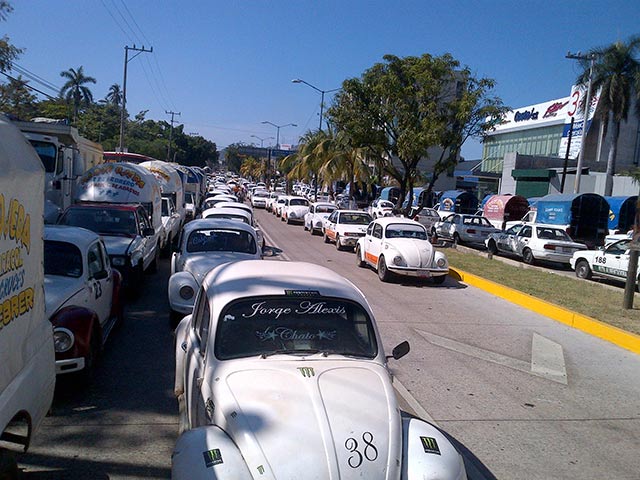 Tras más de ocho horas de bloqueos, transportistas de Acapulco continúan obstruyendo las principales calles del Puerto .