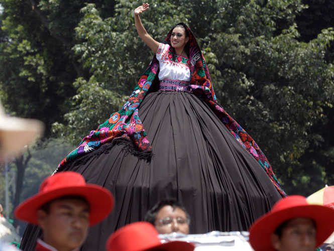 No faltaron los vestidos tradicionales de la entidad, los cuales lucieron más cuando fueron portados por enormes poblanas que circulaban en altas unidades motorizadas No faltaron los vestidos tradicionales de la entidad, los cuales lucieron más cuando fueron portados por enormes poblanas que circulaban en altas unidades motorizadas