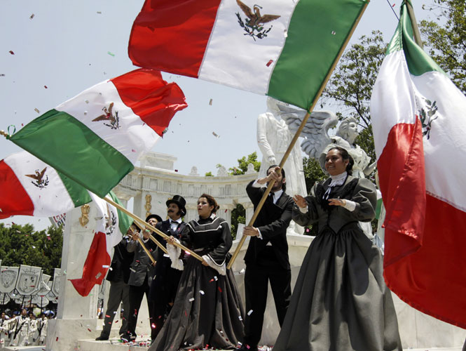 Dependencias estatales y municipales también participaron con 585 elementos y 24 vehículos, y hubo también 100 charros, quienes cerraron este desfile tradicional, el cual partió del Centro Cívico 5 de Mayo. Dependencias estatales y municipales también participaron con 585 elementos y 24 vehículos, y hubo también 100 charros, quienes cerraron este desfile tradicional, el cual partió del Centro Cívico 5 de Mayo.