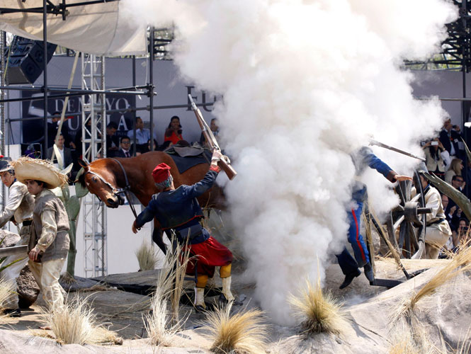 Regresaron los contingentes escolares con sus uniformes de gala, las bandas de música y de guerra, las bastoneras, las abanderadas y los carros alegóricos Regresaron los contingentes escolares con sus uniformes de gala, las bandas de música y de guerra, las bastoneras, las abanderadas y los carros alegóricos