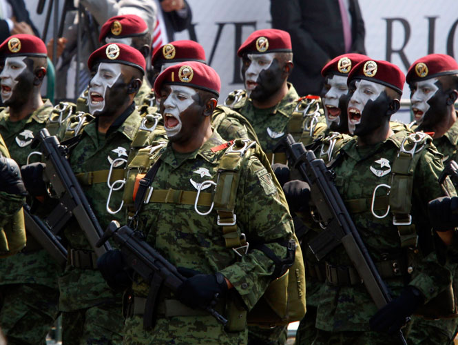 El comandante de la comandante de la XXV Zona Militar, Marco Antonio Barrón Ávila, fue el encargado de dar el parte oficial al titular del Poder Ejecutivo: "un total de 80 banderas y estandartes, 12 mil 711 elementos, 83 vehículos blindados, 24 aeronaves, 49 vehículos civiles y nueve canes"; sin novedad, subrayó El comandante de la comandante de la XXV Zona Militar, Marco Antonio Barrón Ávila, fue el encargado de dar el parte oficial al titular del Poder Ejecutivo: "un total de 80 banderas y estandartes, 12 mil 711 elementos, 83 vehículos blindados, 24 aeronaves, 49 vehículos civiles y nueve canes"; sin novedad, subrayó