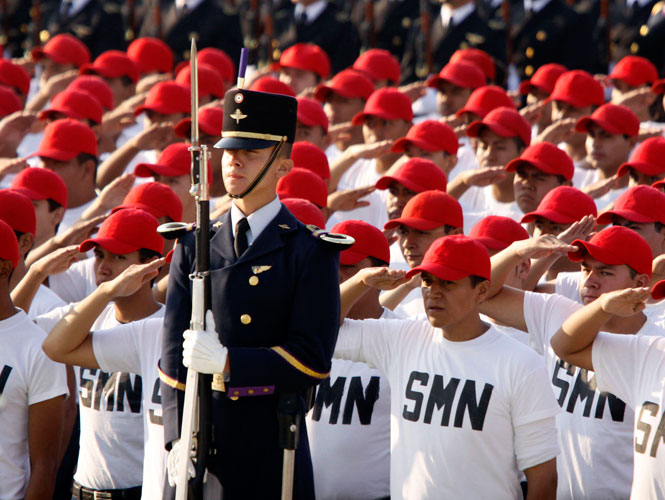 El comandante de la comandante de la XXV Zona Militar, Marco Antonio Barrón Ávila, fue el encargado de dar el parte oficial al titular del Poder Ejecutivo: "un total de 80 banderas y estandartes, 12 mil 711 elementos, 83 vehículos blindados, 24 aeronaves, 49 vehículos civiles y nueve canes"; sin novedad, subrayó El comandante de la comandante de la XXV Zona Militar, Marco Antonio Barrón Ávila, fue el encargado de dar el parte oficial al titular del Poder Ejecutivo: "un total de 80 banderas y estandartes, 12 mil 711 elementos, 83 vehículos blindados, 24 aeronaves, 49 vehículos civiles y nueve canes"; sin novedad, subrayó