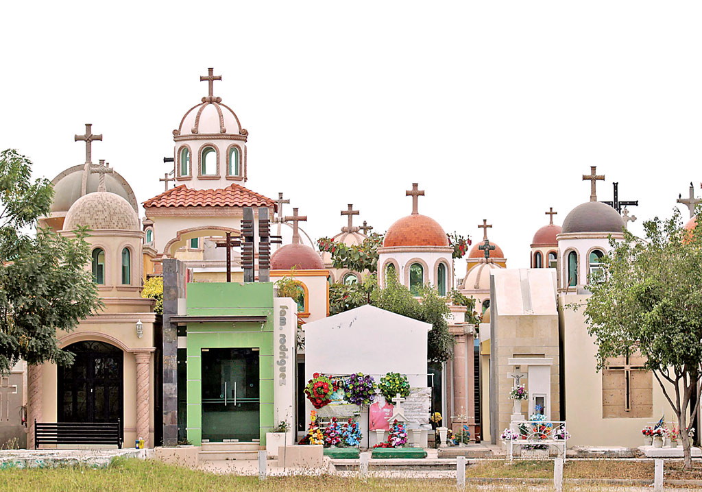 En un cementerio de Culiacán se aprecian lujosos mausoleos, algunos dedicados a prominentes narcotraficantes. Fotos: Reuters En un cementerio de Culiacán se aprecian lujosos mausoleos, algunos dedicados a prominentes narcotraficantes. Fotos: Reuters
