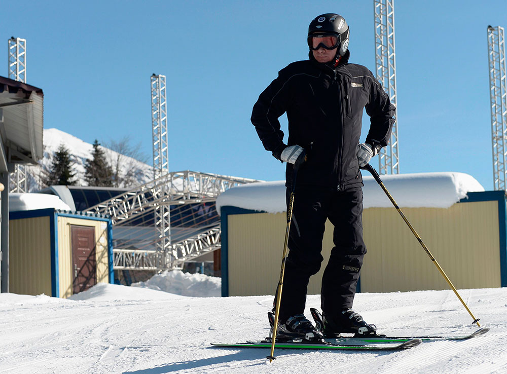 Putin, de 61 años, visitó algunos lugares donde se efectuarán las competiciones en Sochi, una ciudad turística a orillas del Mar Negro que será sede de las Olimpiadas del 7 al 23 de febrero.