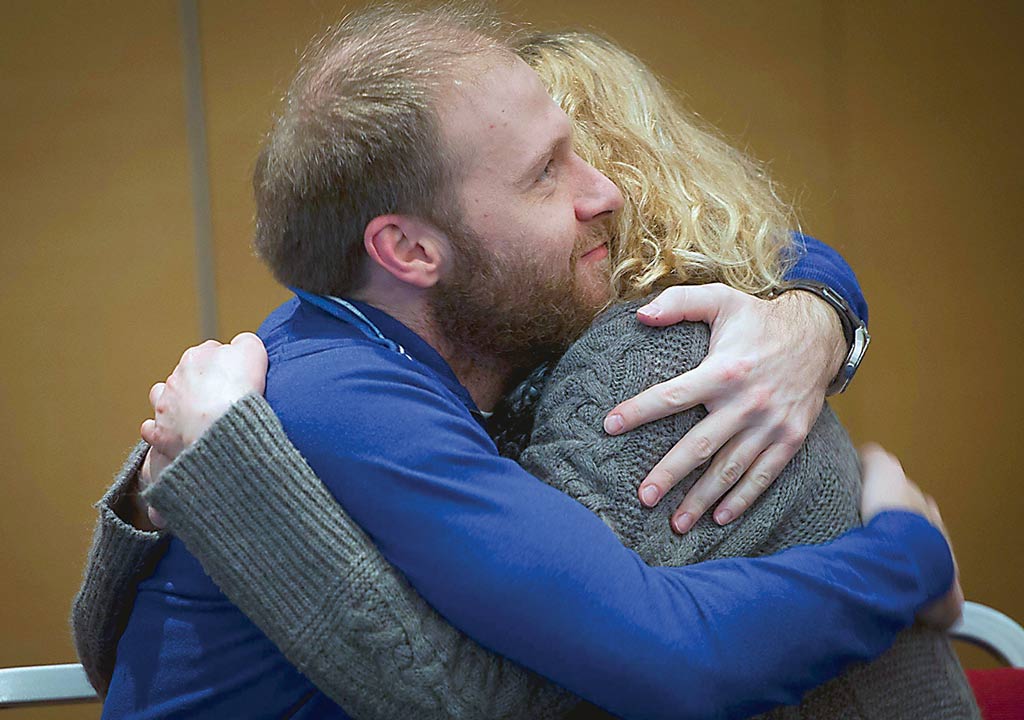 El ruso Denis Sinyakov abraza a la finlandesa Sin Saarela, ambos activistas de Greenpeace, tras conocer la ley de amnistía. Fotos: AP El ruso Denis Sinyakov abraza a la finlandesa Sin Saarela, ambos activistas de Greenpeace, tras conocer la ley de amnistía. Fotos: AP