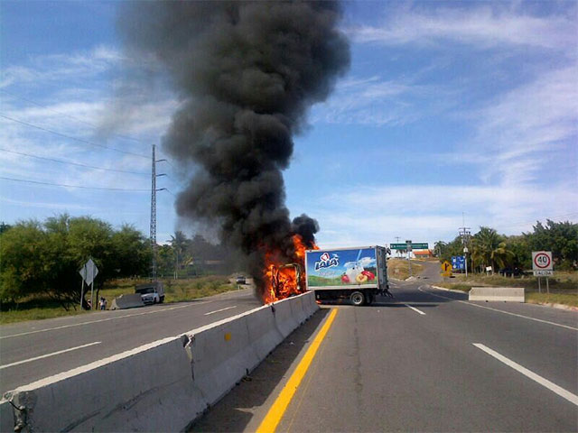 Los bloqueos carreteros con quema de vehículos se atribuyen a ciudadanos que se manifiestan en contra del ingreso de los grupos de autodefensa al municipio de Parácuaro.