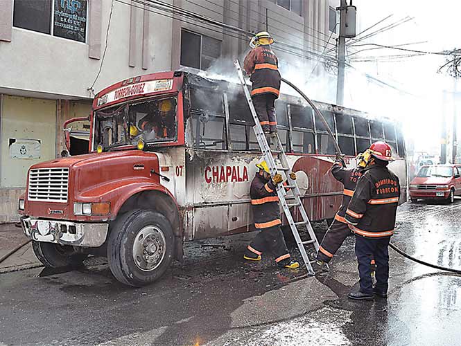 Ayer un el autobús siniestrado con número económico 07, de la línea Chapala, quedó completamente destruido. Ayer un el autobús siniestrado con número económico 07, de la línea Chapala, quedó completamente destruido.