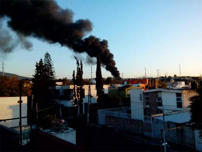 El incendio se registra en una bodega de plásticos sobre Boulevard de las Américas en la colonia Reforma Agraria, Querétaro