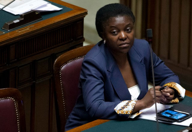 Nueva agresión. Un espectador lanzó plátanos a la ministra italiana de Integración, Cecile Kyenge, mientras pronunciaba un discurso en la localidad de Cervia.