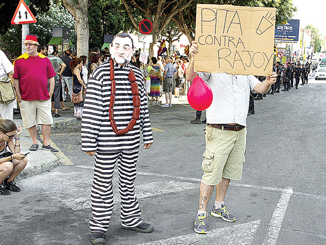 Decenas de manifestantes exigieron ayer la dimisión del presidente español, Mariano Rajoy.