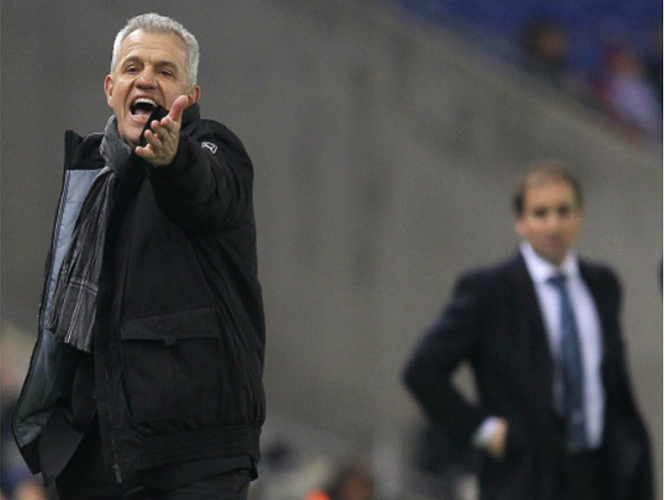 Javier Aguirre dio indicaciones durante todo el encuentro sin poder llevarse la victoria. (EFE)