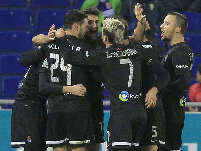 La Real Sociedad se olvidó de la eliminación en Champions con el triunfo. (EFE)