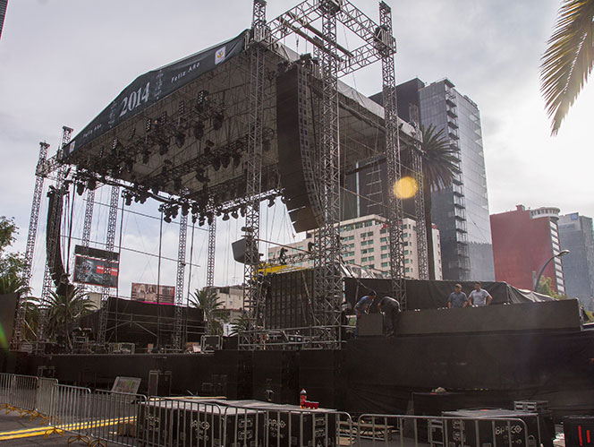 En Paseo de la Reforma se coloca un escenario que será utilizado para la celebración de año nuevo que el Gobierno del Distrito Federal (GDF) ofrece al público. Foto Cuartoscuro