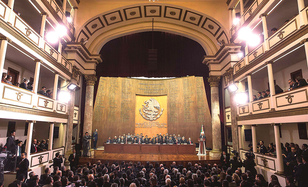El gabinete legal y ampliado, 22 gobernadores, legisladores y dirigentes partidistas acompañaron al presidente Enrique Peña Nieto durante la conmemoración del 97 aniversario de la Constitución. El gabinete legal y ampliado, 22 gobernadores, legisladores y dirigentes partidistas acompañaron al presidente Enrique Peña Nieto durante la conmemoración del 97 aniversario de la Constitución.