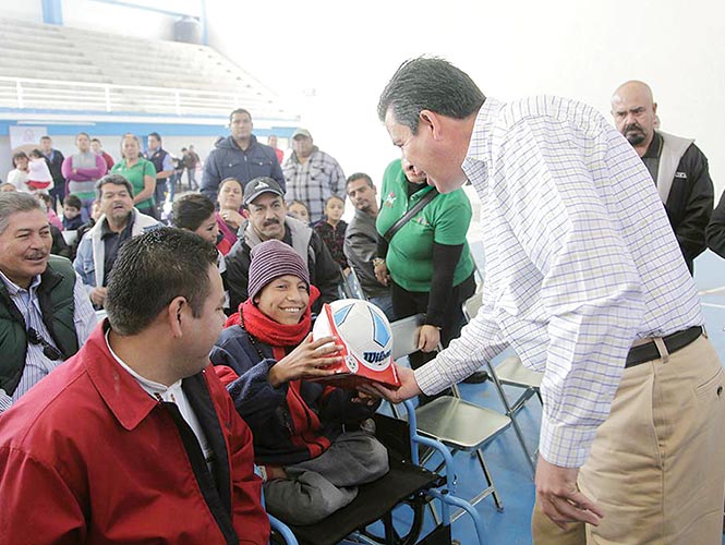 En las redes sociales la imagen del gobernador Miguel Márquez entregando un balón a un niño en silla de ruedas desató críticas e indignación.