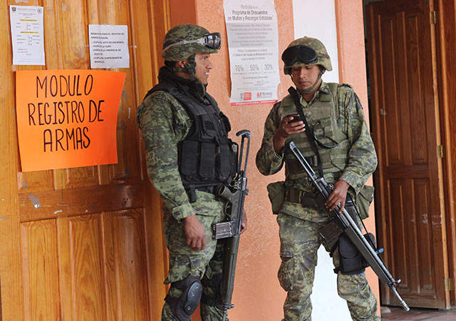 El Ejército Mexicano continúa con la afiliación de los grupos de autodefensa y se auxiliaron con un documento oficial para la acreditación de las armas.