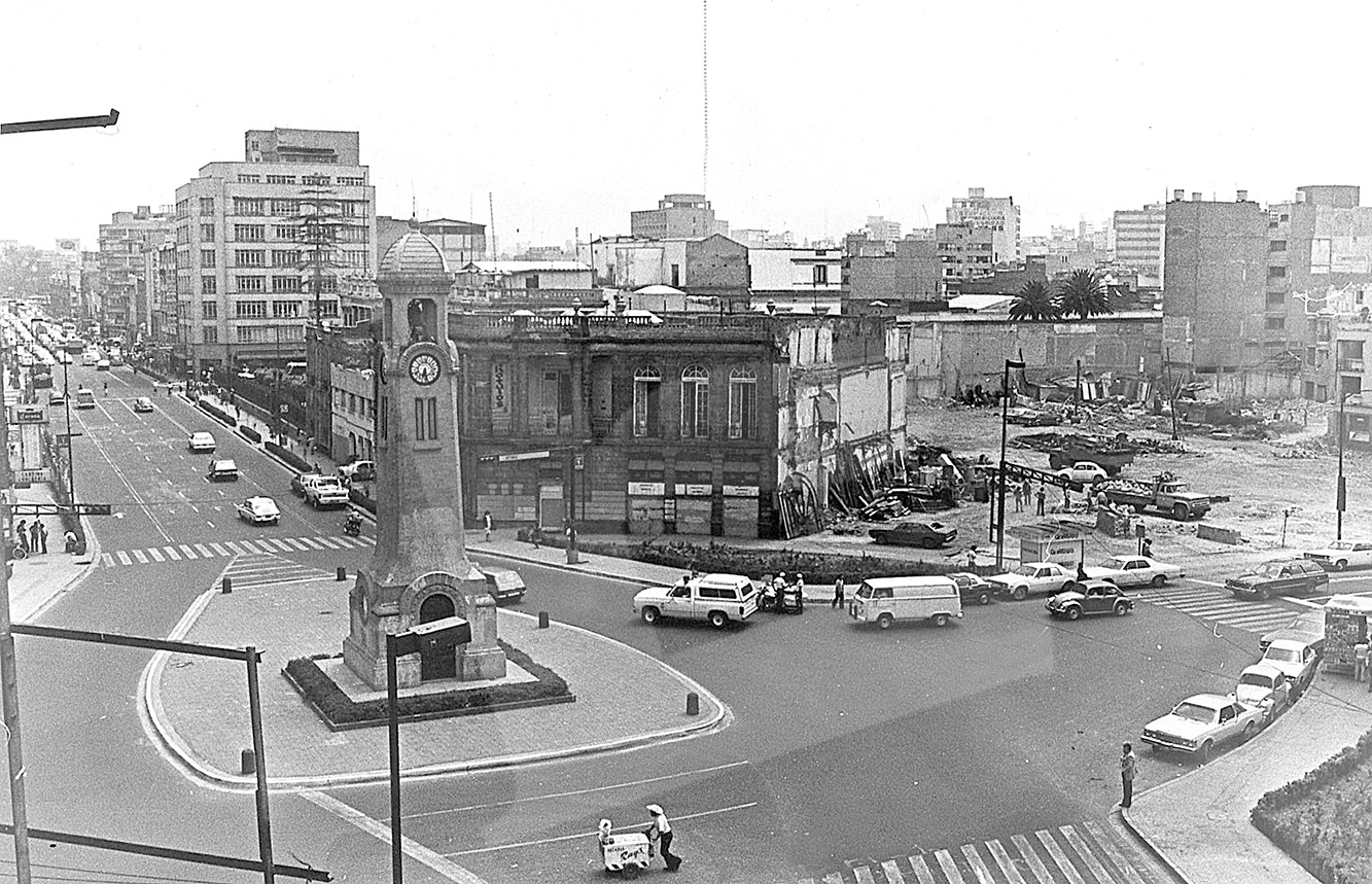 Las instalaciones que se construyeron para la Secretaría de Gobernación en Bucareli y General Prim, modificaron la fisonomía de la plazoleta conocida como el Reloj Chino. Archivo Histórico Excélsior Las instalaciones que se construyeron para la Secretaría de Gobernación en Bucareli y General Prim, modificaron la fisonomía de la plazoleta conocida como el Reloj Chino. Archivo Histórico Excélsior