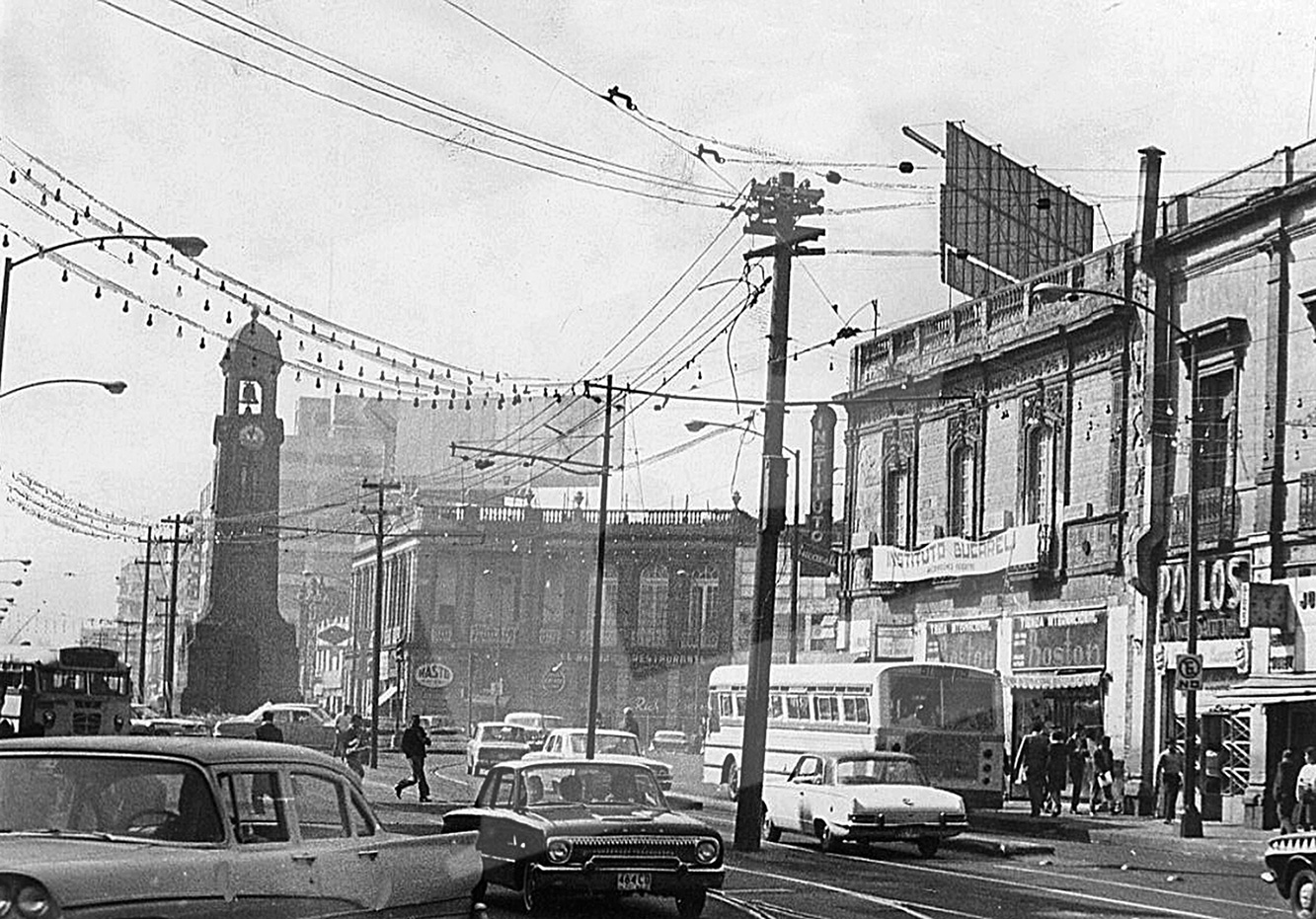 Multitud de cables inútiles representan un peligro para vehículos y peatones en la calle Bucareli. Foto tomada el 16 de diciembre 1967. Archivo Histórico Excélsior Multitud de cables inútiles representan un peligro para vehículos y peatones en la calle Bucareli. Foto tomada el 16 de diciembre 1967. Archivo Histórico Excélsior