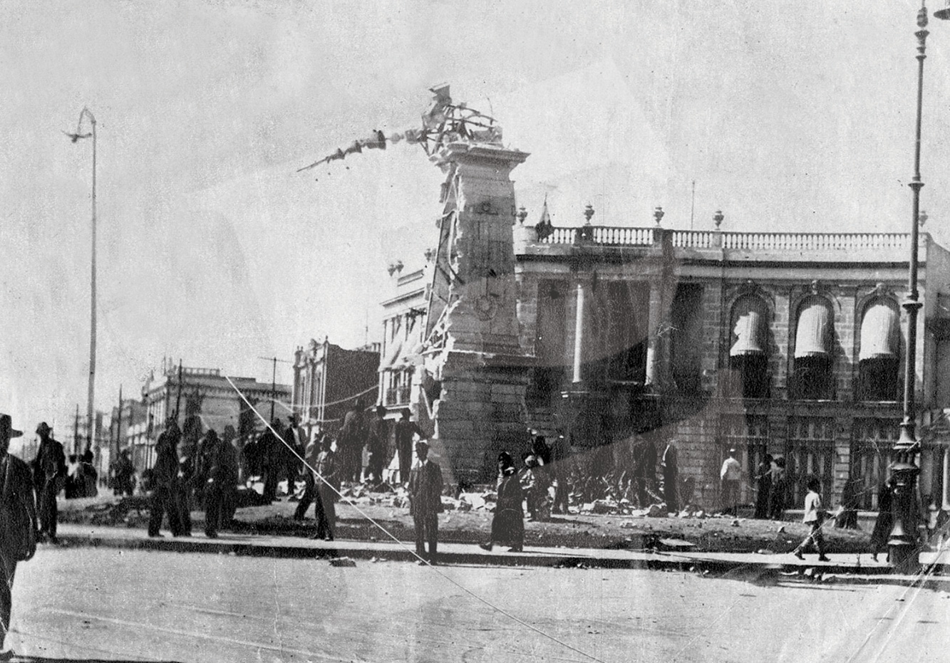 Así quedo el Reloj Chino de Bucareli, después de los primeros cañonazos durante la decena trágica. Foto tomada el 21 febrero 1967. Archivo Histórico Excélsior Así quedo el Reloj Chino de Bucareli, después de los primeros cañonazos durante la decena trágica. Foto tomada el 21 febrero 1967. Archivo Histórico Excélsior