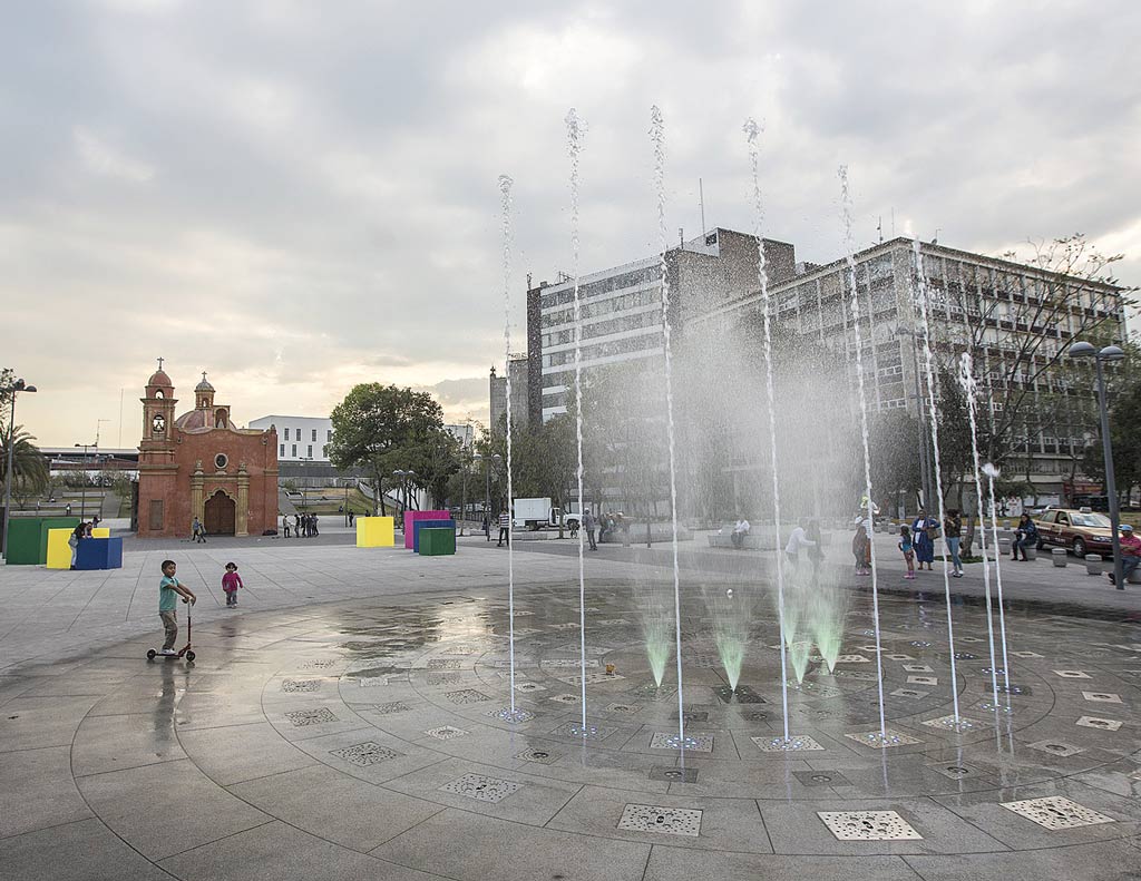 En torno a la ermita del siglo XVII que se erige en este espacio, puerta de entrada al Centro Histórico desde el sur de la ciudad, luce funcional y sin avería la fuente instalada en 2012. Foto: Diego Mateos En torno a la ermita del siglo XVII que se erige en este espacio, puerta de entrada al Centro Histórico desde el sur de la ciudad, luce funcional y sin avería la fuente instalada en 2012. Foto: Diego Mateos