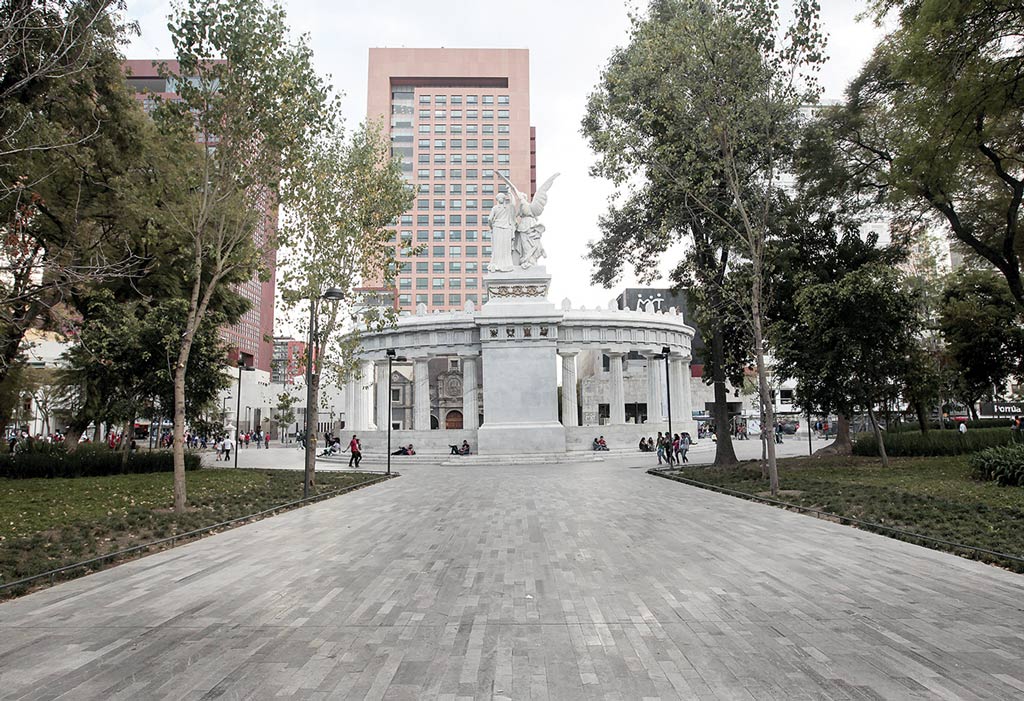 Así lucía ayer la Alameda Central, espacio en el que se cambiaron los pisos de sus corredores y fueron restaurados sus monumentos. Foto: Quetzalli González Así lucía ayer la Alameda Central, espacio en el que se cambiaron los pisos de sus corredores y fueron restaurados sus monumentos. Foto: Quetzalli González