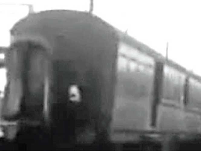 El atraco fue cometido el 8 de agosto de 1963 a bordo del Royal Mail Train, conformado por 12 vagones, y que tenía la enmienda de transportar una entrega especial de casi 2.6 millones de libras (equivalentes a 66.04 millones de dólares hoy en día). El atraco fue cometido el 8 de agosto de 1963 a bordo del Royal Mail Train, conformado por 12 vagones, y que tenía la enmienda de transportar una entrega especial de casi 2.6 millones de libras (equivalentes a 66.04 millones de dólares hoy en día).