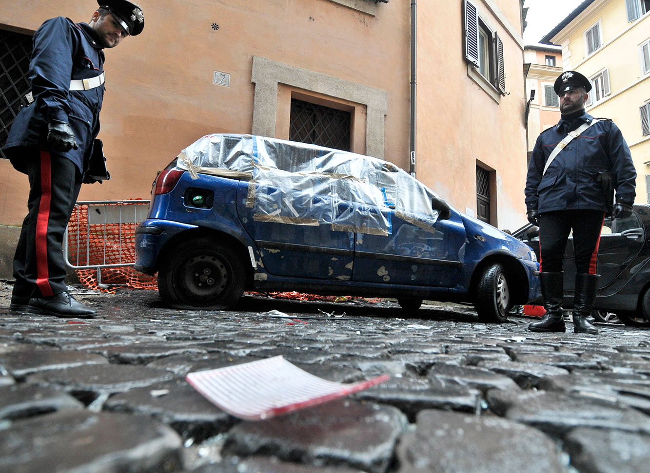 El estallido dañó cinco automóviles y rompió los vidrios de un inmueble. Foto: AP