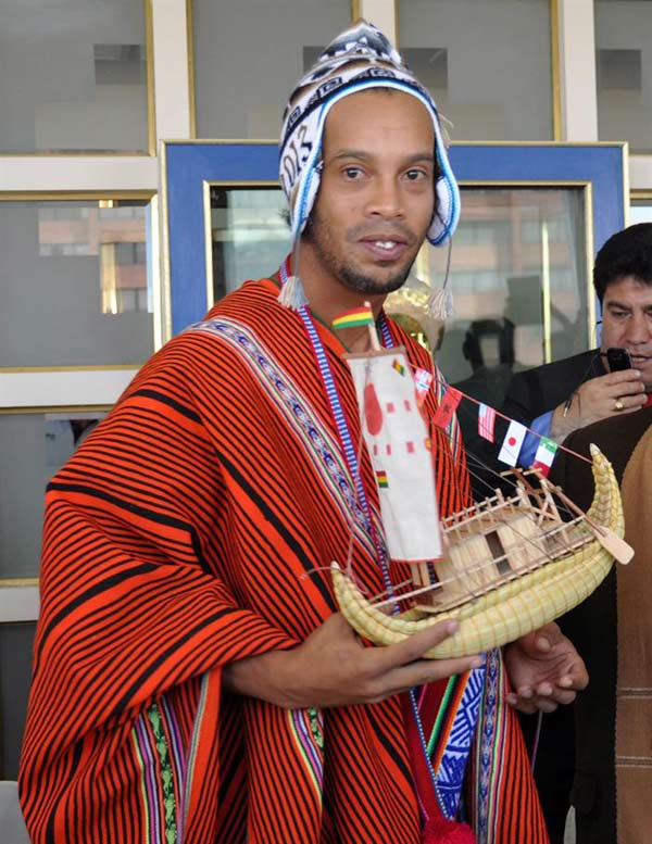 Homenajean a Ronaldinho en Bolivia y lo visten con traje típico Homenajean a Ronaldinho en Bolivia y lo visten con traje típico