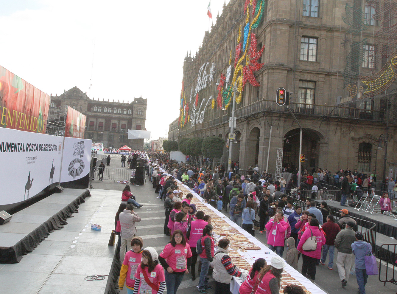 La Monumental Rosca de Reyes en el Zócalo midió mil 440 metros de largo, y fue partida en más de 200 mil porciones. Foto Notimex La Monumental Rosca de Reyes en el Zócalo midió mil 440 metros de largo, y fue partida en más de 200 mil porciones. Foto Notimex