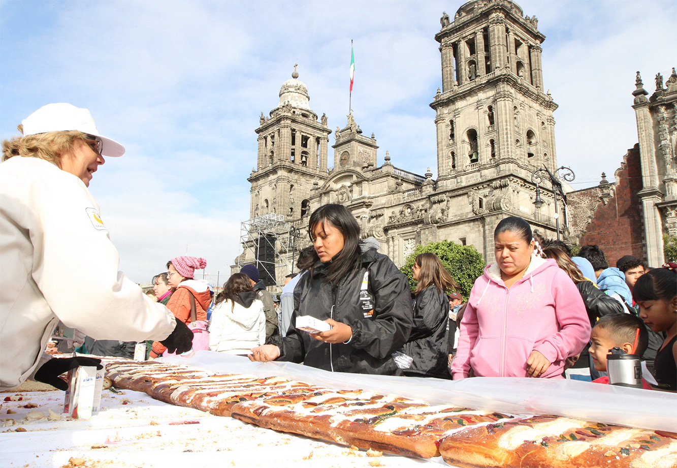 La Monumental Rosca de Reyes en el Zócalo midió mil 440 metros de largo, y fue partida en más de 200 mil porciones. Foto Notimex La Monumental Rosca de Reyes en el Zócalo midió mil 440 metros de largo, y fue partida en más de 200 mil porciones. Foto Notimex