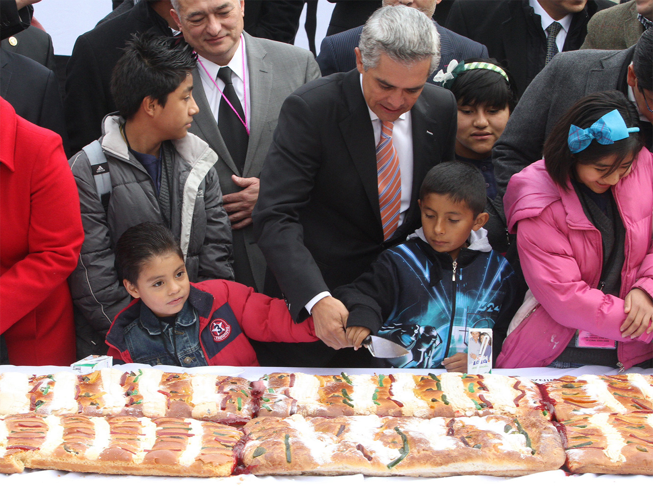 La Monumental Rosca de Reyes en el Zócalo midió mil 440 metros de largo, y fue partida en más de 200 mil porciones. Foto Notimex La Monumental Rosca de Reyes en el Zócalo midió mil 440 metros de largo, y fue partida en más de 200 mil porciones. Foto Notimex