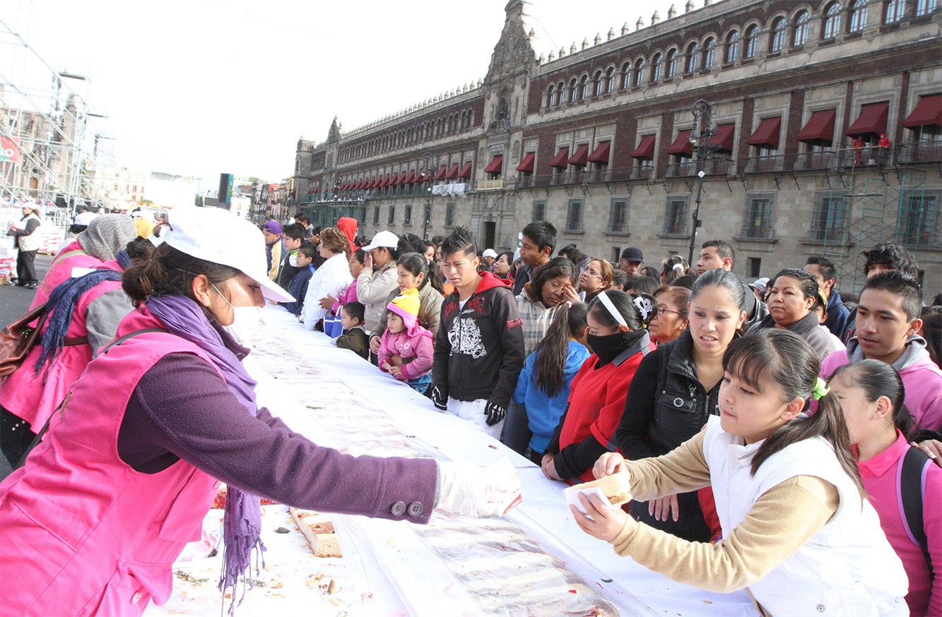 La Monumental Rosca de Reyes en el Zócalo midió mil 440 metros de largo, y fue partida en más de 200 mil porciones. Foto Notimex La Monumental Rosca de Reyes en el Zócalo midió mil 440 metros de largo, y fue partida en más de 200 mil porciones. Foto Notimex