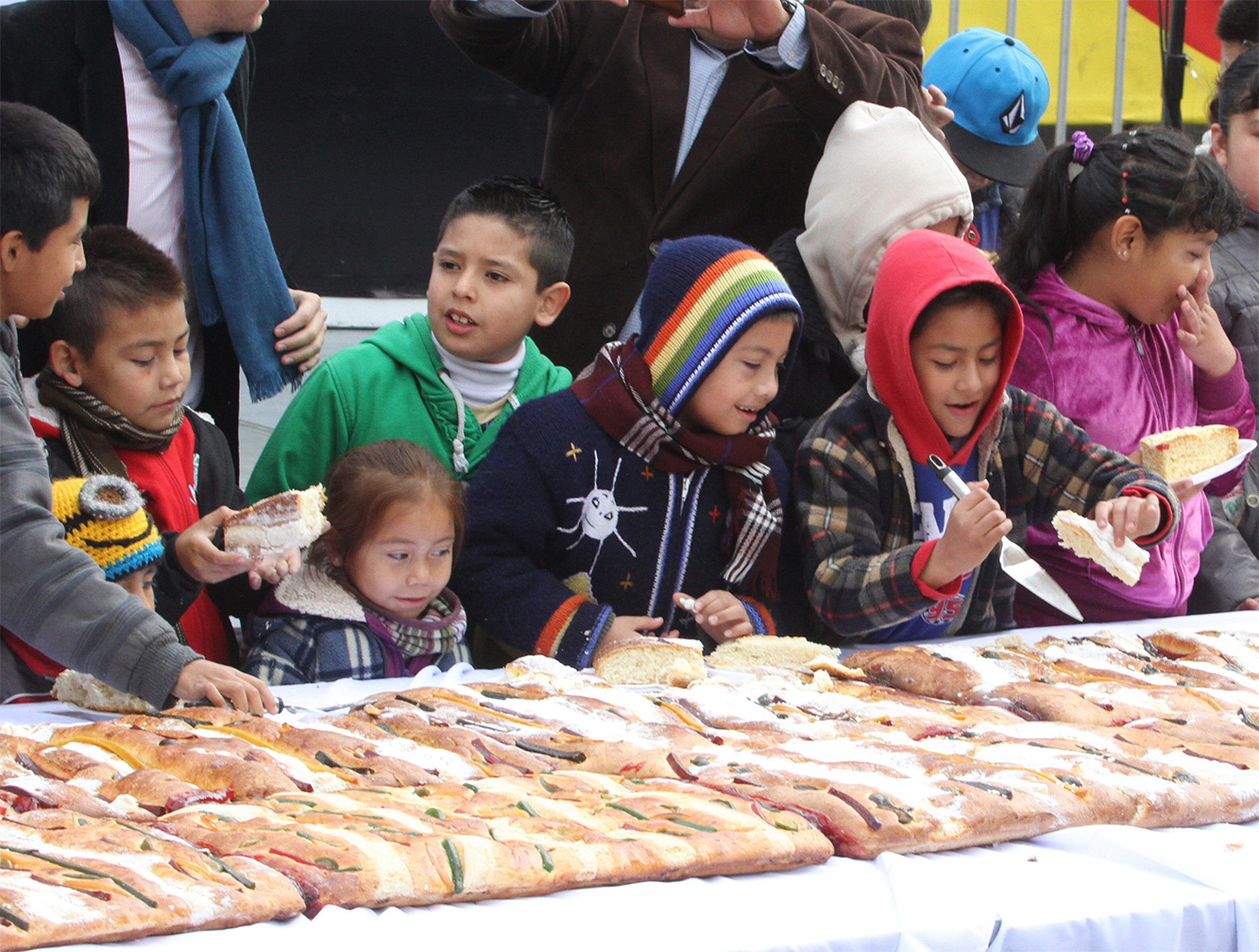 La Monumental Rosca de Reyes en el Zócalo midió mil 440 metros de largo, y fue partida en más de 200 mil porciones. Foto Notimex La Monumental Rosca de Reyes en el Zócalo midió mil 440 metros de largo, y fue partida en más de 200 mil porciones. Foto Notimex