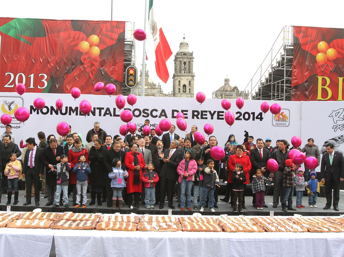 La Monumental Rosca de Reyes en el Zócalo midió mil 440 metros de largo, y fue partida en más de 200 mil porciones. Foto Notimex La Monumental Rosca de Reyes en el Zócalo midió mil 440 metros de largo, y fue partida en más de 200 mil porciones. Foto Notimex