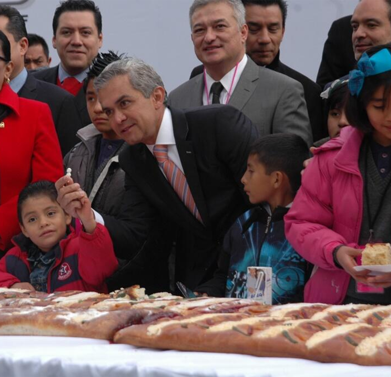 La Monumental Rosca de Reyes en el Zócalo midió mil 440 metros de largo, y fue partida en más de 200 mil porciones. Foto Notimex La Monumental Rosca de Reyes en el Zócalo midió mil 440 metros de largo, y fue partida en más de 200 mil porciones. Foto Notimex