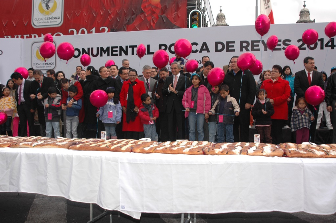 La Monumental Rosca de Reyes en el Zócalo midió mil 440 metros de largo, y fue partida en más de 200 mil porciones. Foto Notimex La Monumental Rosca de Reyes en el Zócalo midió mil 440 metros de largo, y fue partida en más de 200 mil porciones. Foto Notimex