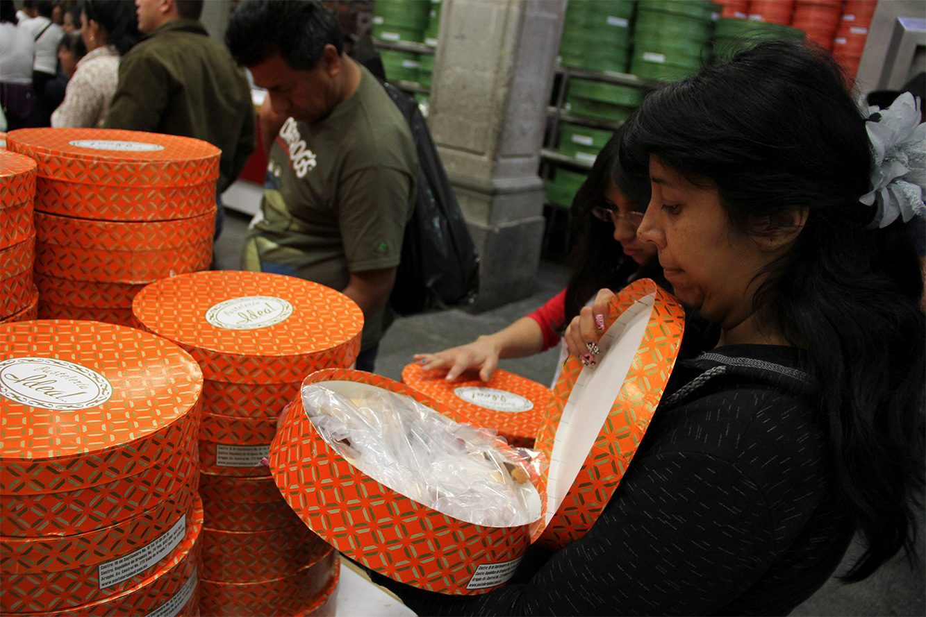 Cientos de personas abarrotan las panaderías en busca de la Rosca de Reyes, decorada con fruta seca. Foto Cuartoscuro Cientos de personas abarrotan las panaderías en busca de la Rosca de Reyes, decorada con fruta seca. Foto Cuartoscuro