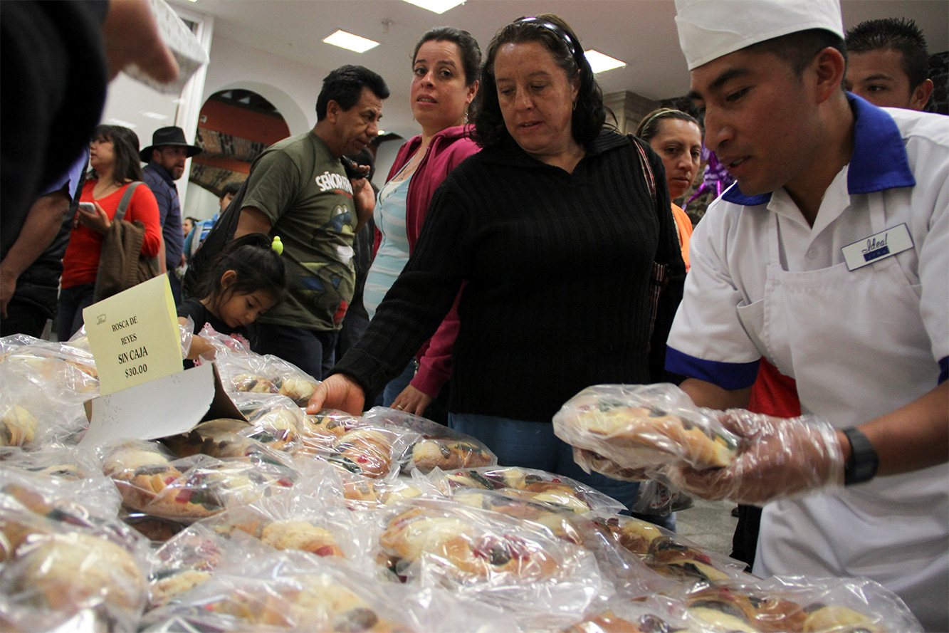 Cientos de personas abarrotan las panaderías en busca de la Rosca de Reyes, decorada con fruta seca. Foto Cuartoscuro Cientos de personas abarrotan las panaderías en busca de la Rosca de Reyes, decorada con fruta seca. Foto Cuartoscuro