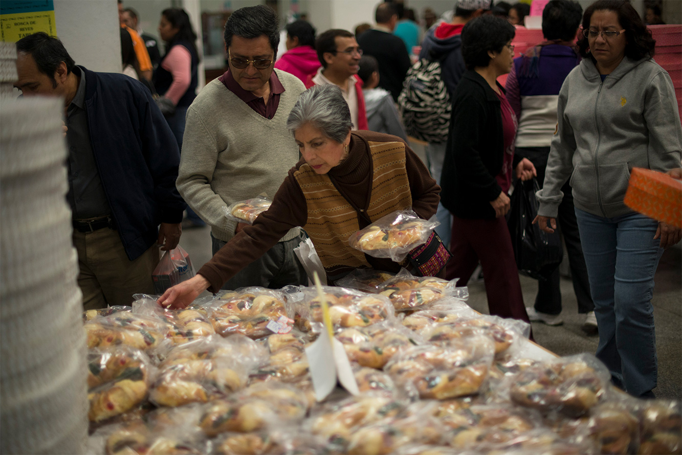 Cientos de personas abarrotan las panaderías en busca de la Rosca de Reyes, decorada con fruta seca. Foto Cuartoscuro Cientos de personas abarrotan las panaderías en busca de la Rosca de Reyes, decorada con fruta seca. Foto Cuartoscuro